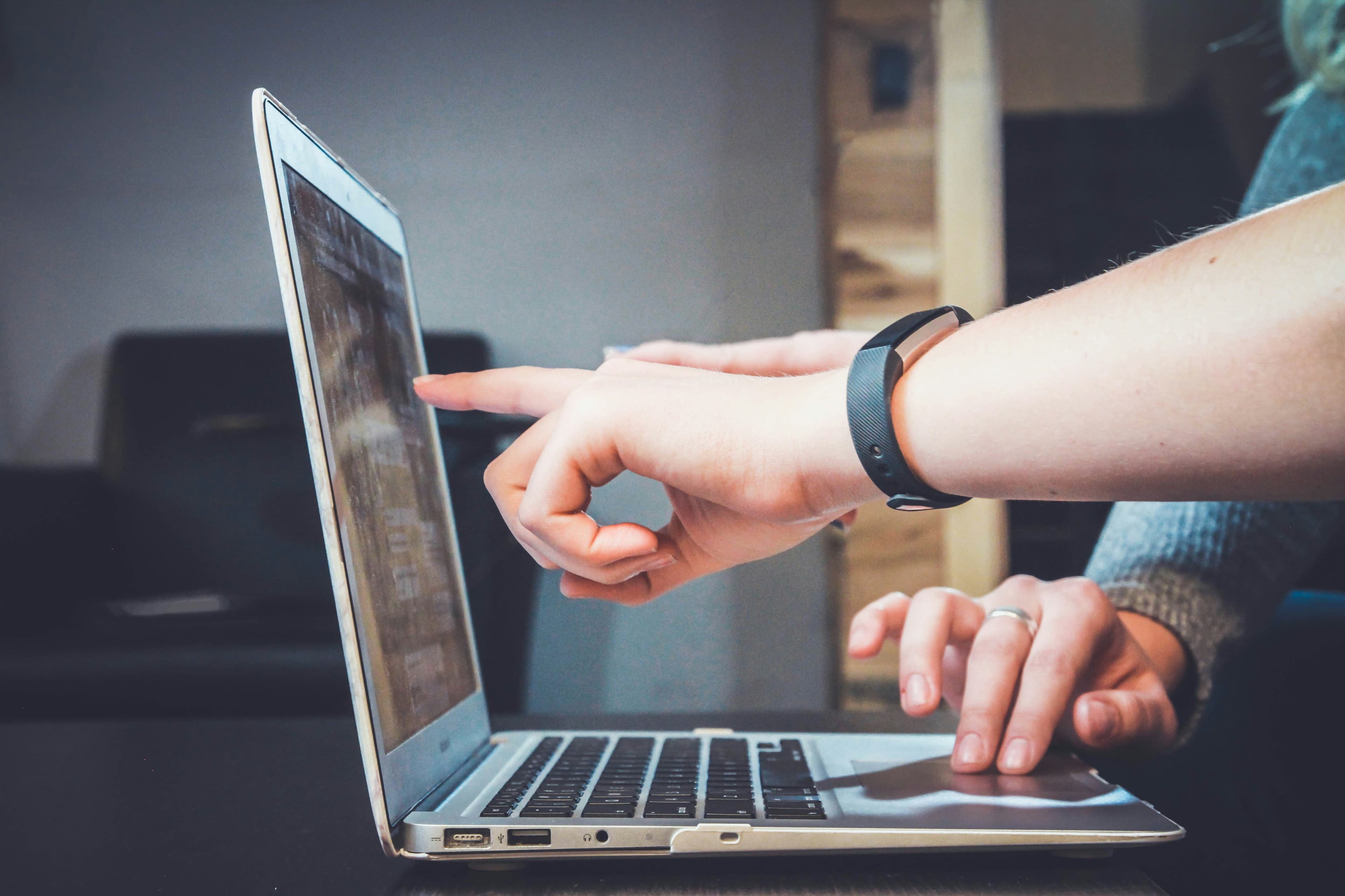 Korepetycje online vs stacjonarne - którą formę wybrać?